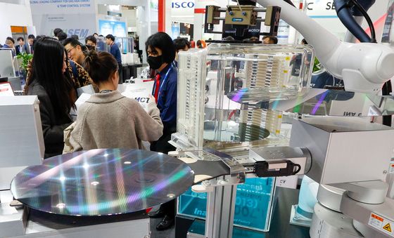 반도체 웨이퍼 옮기고 세척하는 협동 로봇