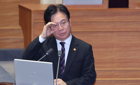 안경 고쳐쓰는 김영훈 장관