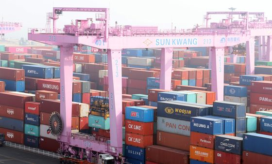 이달 초 수출 44.4% 증가…반도체 137% 급증