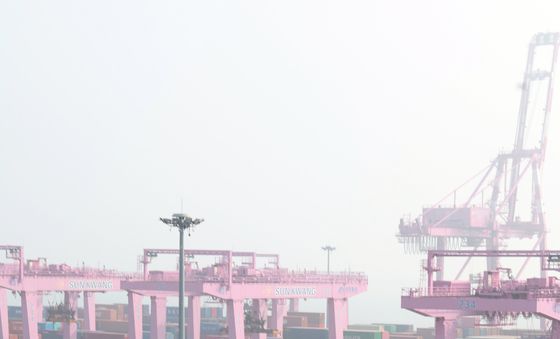 2월 초 수출 44.4% 급증…반도체 137% 상승