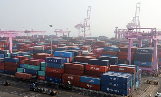 수출 44% 급증…'반도체가 이끌었다'