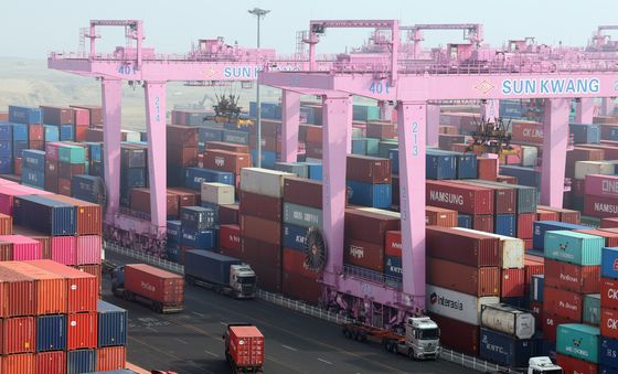 이달 초 수출 44.4% 증가…반도체 137.6% 급증