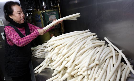 설 명절 앞둔 전통시장, 가래떡 말리며 손님 맞이 준비