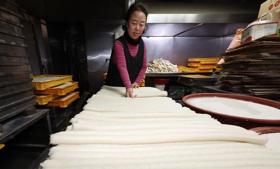 가래떡 말리며 설날 준비하는 상인