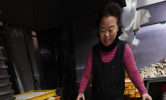 설 앞두고 분주한 떡국용 가래떡 작업