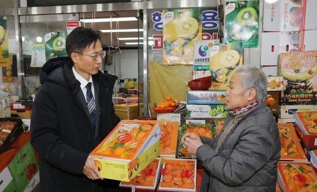 김용선 지식재산처장, 중리시장 방문…혜생원에 성금 전달