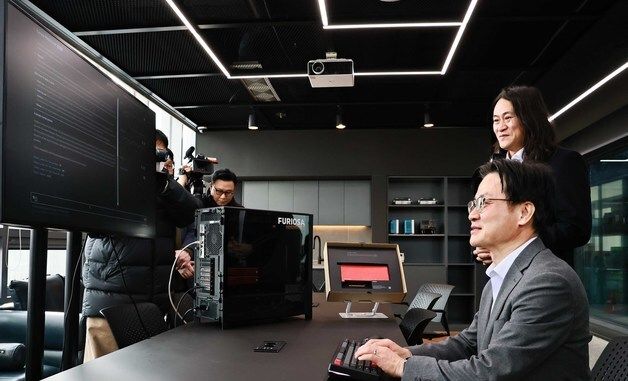 퓨리오사 AI반도체 기술시연하는 김정관 장관