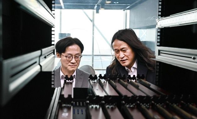 퓨리오사AI 시설 둘러보는 김정관 장관