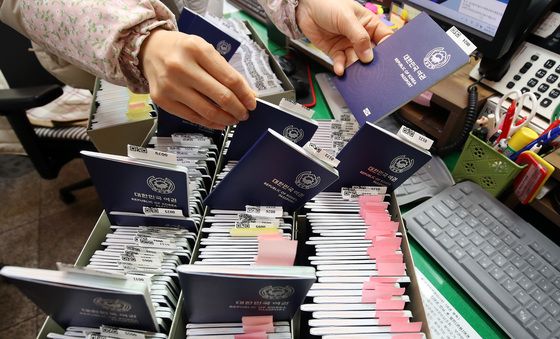 설 연휴 해외여행 준비로 늘어난 여권 발급