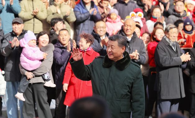 [포토] 시민들에 설 인사 하는 中시진핑