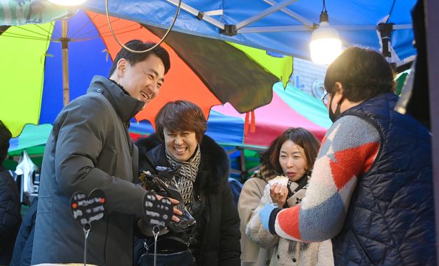 전통시장 장보기 독려하는 최재훈 달성군수