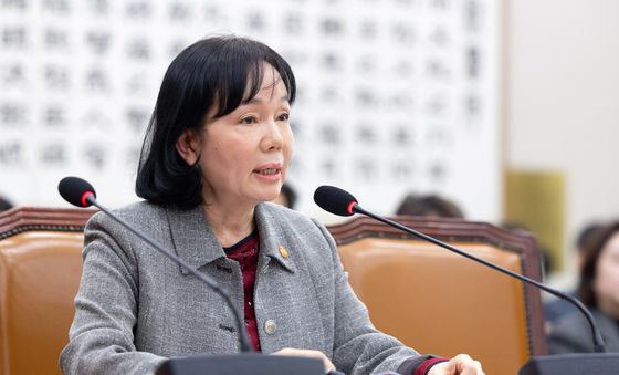 답변하는 송경희 개인정보보호위원장