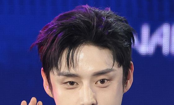 제로베이스원 김지웅, 부드러운 손 인사