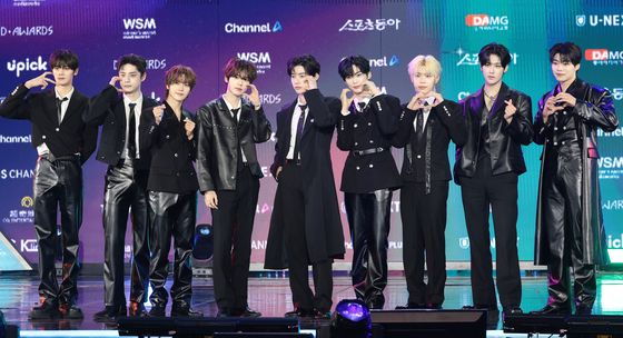 제로베이스원, 계약 종료 앞두고 '디 어워즈' 완전체 출격