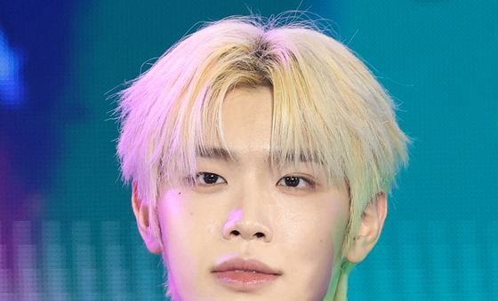 김태래, 금발 미남