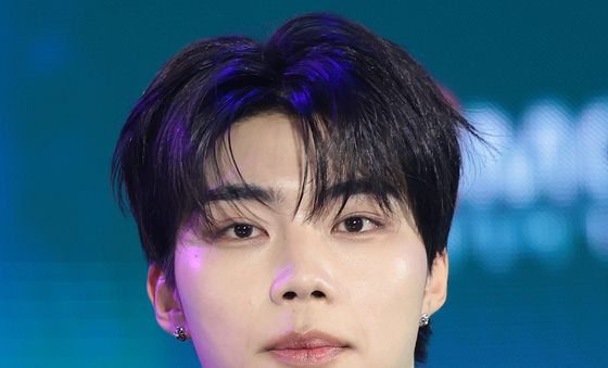 제로베이스원 박건욱, 제로즈 녹이는 눈빛