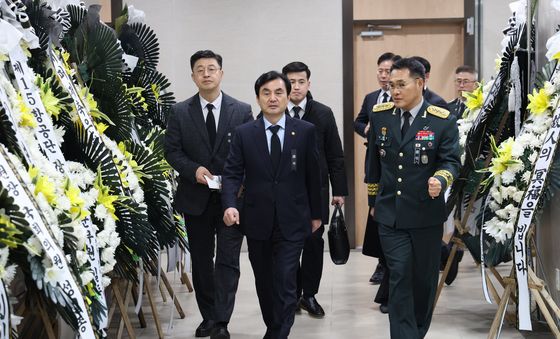 코브라 헬기 추락사고로 숨진 육군 조종사 빈소 찾은 안규백 장관