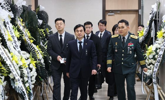 코브라 헬기 추락사고로 숨진 육군 조종사 빈소 찾은 안규백 장관