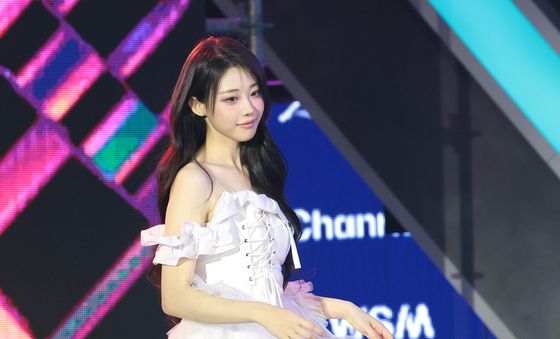 QWER 히나, 인형이 따로없네