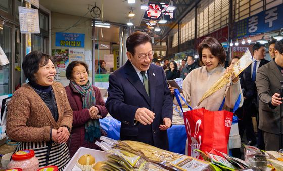 李대통령, 설 앞두고 충주 무학시장서 제수용품 구입