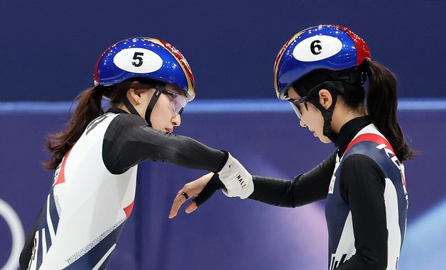 김길리 부상당한 팔 살펴보는 최민정