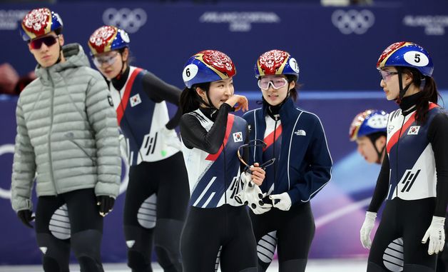 동료들을 보며 미소 짓는 김길리