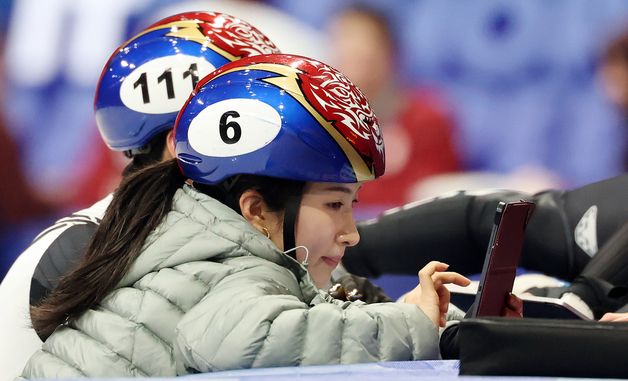 훈련 영상 확인하는 김길리