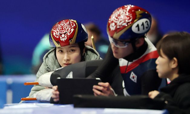 임종언과 훈련 영상 확인하는 김길리