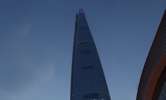 롯데물산 2026년 첫 시그니처 행사 루미나리에 개막