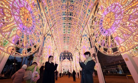 작년보다 3배 더 커졌다, 빛의 성지로 변신한 롯데월드타워