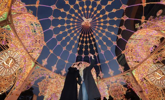 빛으로 완성한 웅장한 공간…롯데 루미나리에