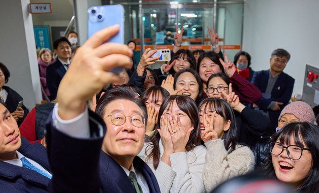 기념촬영하는 이재명 대통령