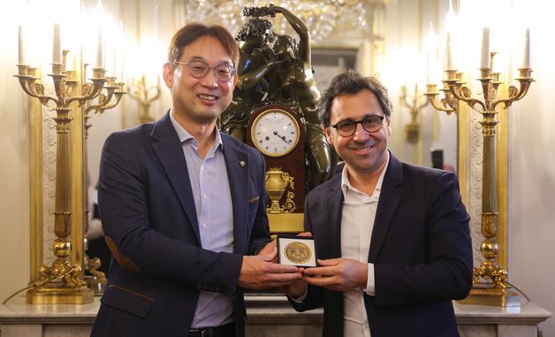 韓 발효식품 유럽 확산 공로로 佛 국회 메달 수여받은 이정근 리에코 창업자