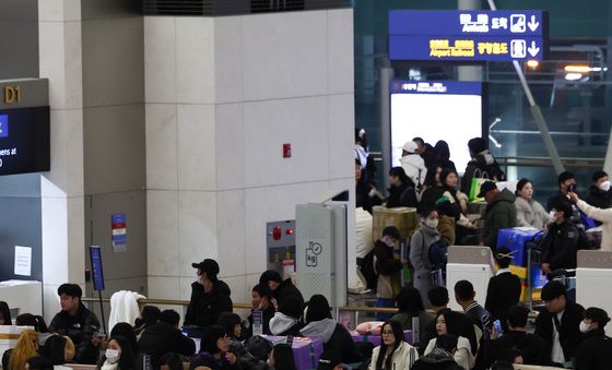 연휴 앞두고 붐비는 공항