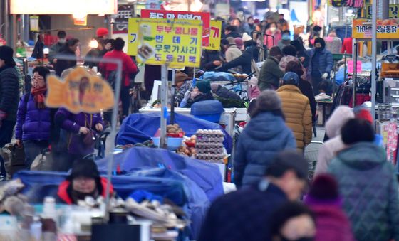 설 앞두고 붐비는 죽도시장
