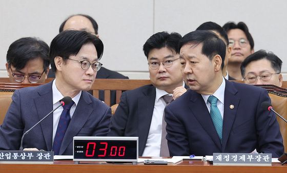 대미투자특별법특위 대화하는 구윤철·김정관