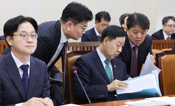 자료 살펴보는 구윤철 부총리