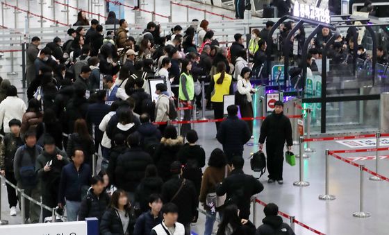 설 연휴 앞두고 붐비는 김해공항 국제선 출국장