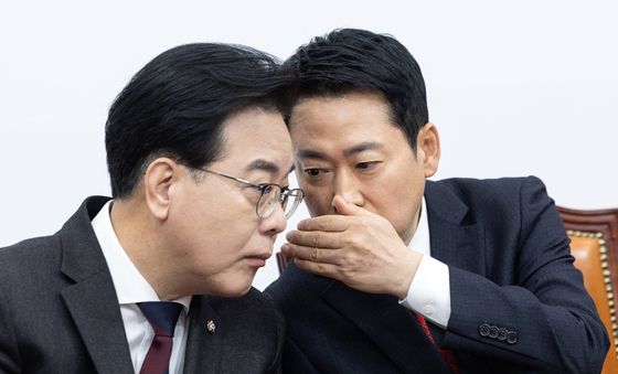 귀엣말 나누는 장동혁 대표와 송언석 원내대표