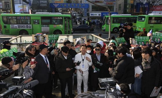 첫 소환 조사 출석하는 전한길