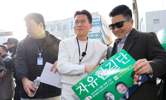 '명예훼손 혐의' 첫 소환 조사 출석하는 전한길