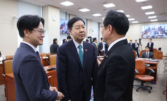 대미투자특별법특위 대화하는 구윤철·김정관