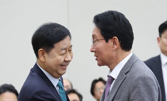 대화하는 구윤철·김상훈