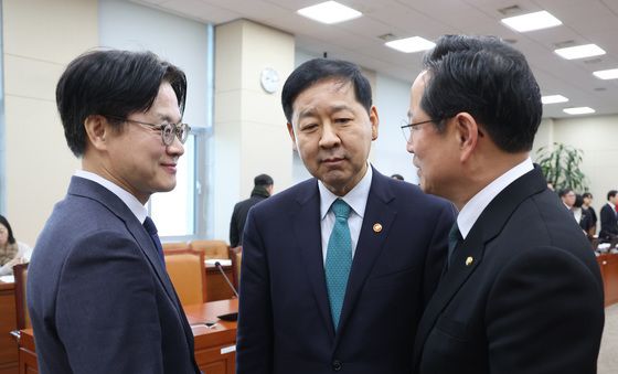 박수영과 대화하는 구윤철·박수영