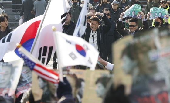 지지자들에게 인사하는 전한길