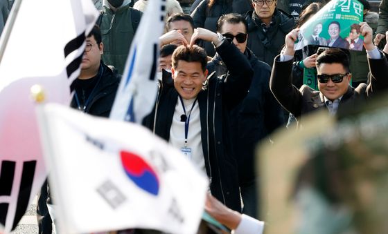 지지자들에게 인사하는 전한길