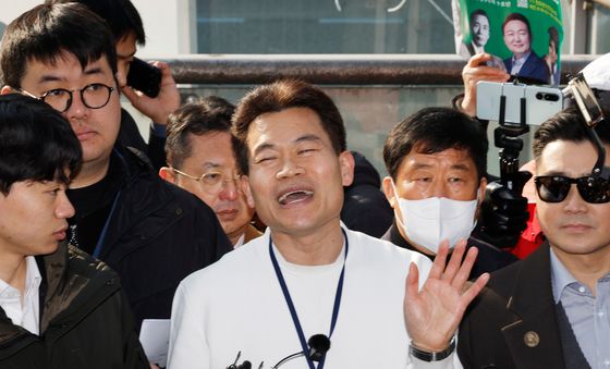 경찰 조사 출석하며 입장 밝히는 전한길