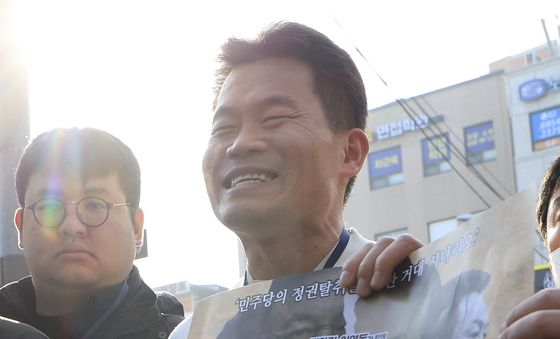 자신이 제작한 영화 포스터 든 전한길