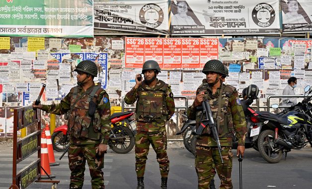 [포토] 방글라데시 총선 앞서 경계 서는 군인들