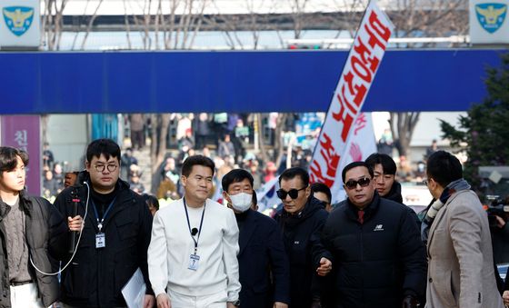 경찰서 도착한 전한길